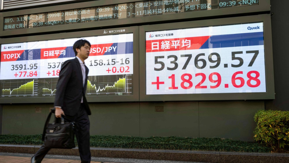 NIKKEI 225 & TOPIX Melejit, Yen Jatuh — “Takaichi Trade” Kembali Mengguncang Pasar Global